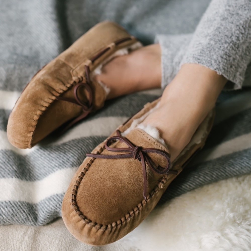 Ugg Womens Sheepskin Moccasins Slippers Size 7 NEW - Picture 8 of 8